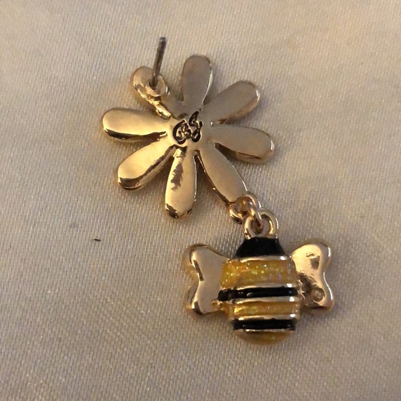 Betsey Johnson Daisy & Bee Mismatched Drop Earrings Crystal Accents NWT - Picture 10 of 15